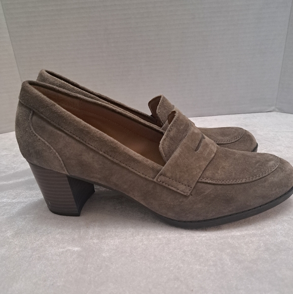 GH Bass & Co. Gray, leather loafer with 2.5 in heel. Size 9. - Picture 1 of 7